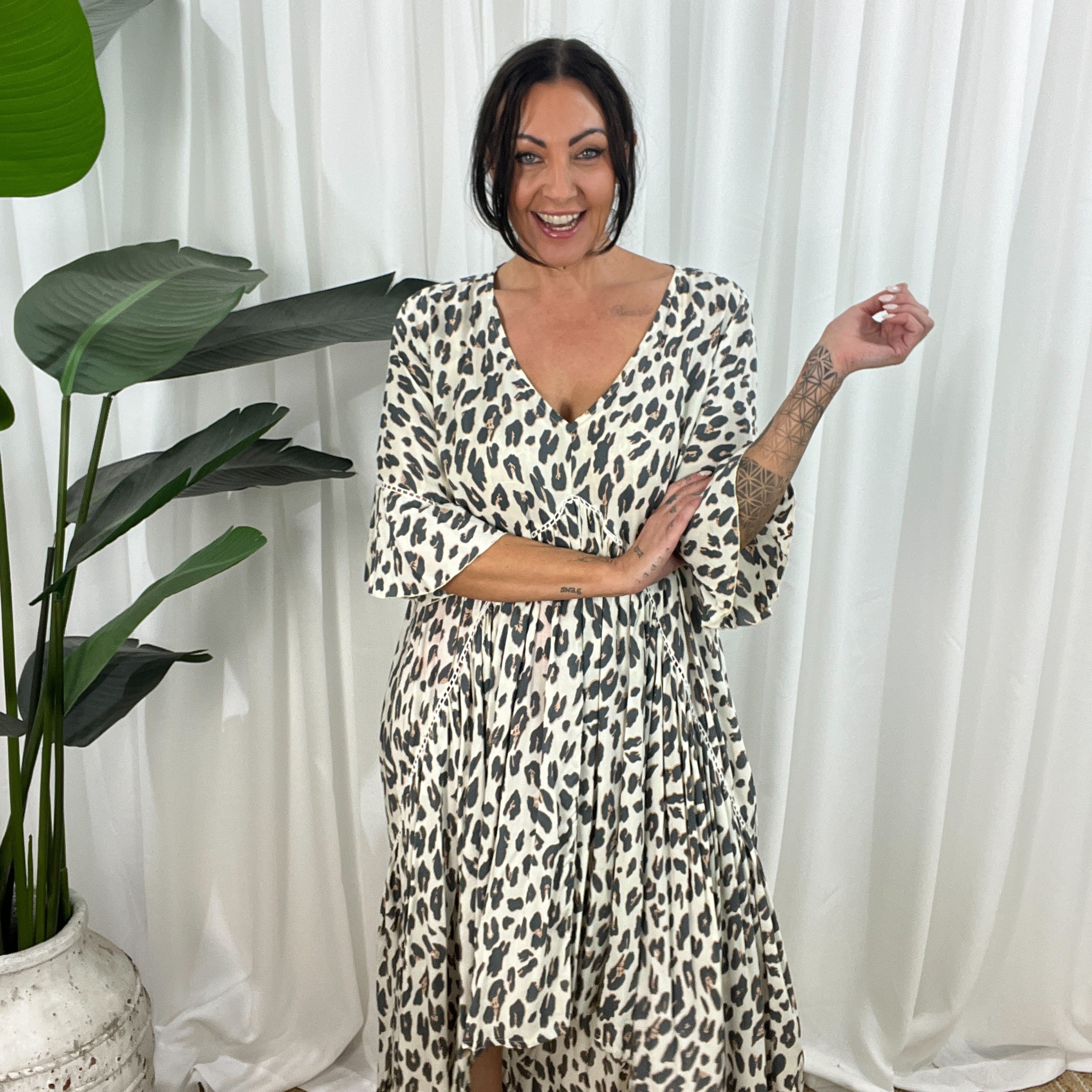 Női ruha - V-nyakú - Lenge szabású - 3/4-es ujjú - Trendi állatmintás