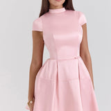 Női mini ruha – ujjatlan – magas nyakú – szatén – bő, rakott fazon