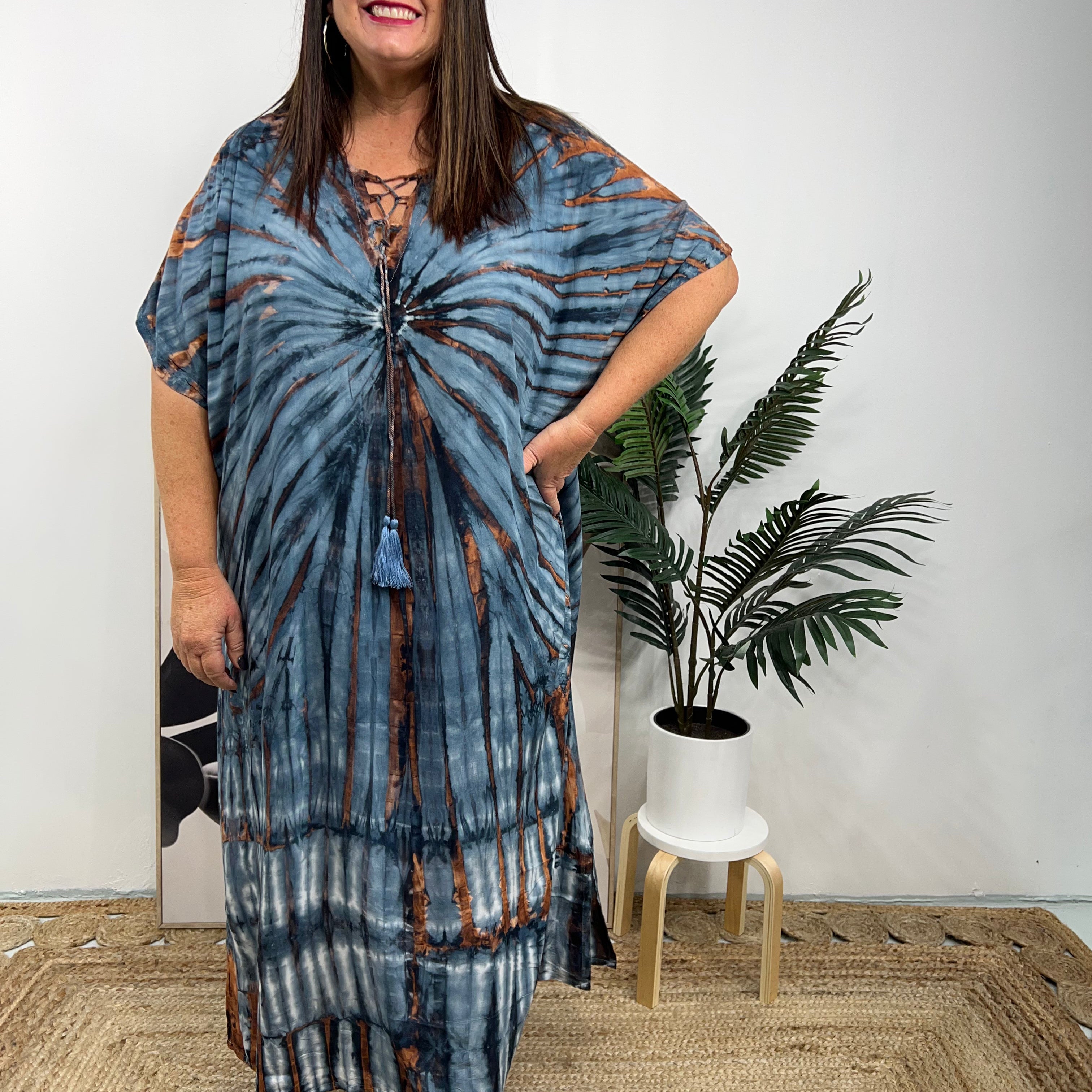 Női kaftán ruha - bő szabású - batikolt minta - fűzős gallér - rövid ujjú