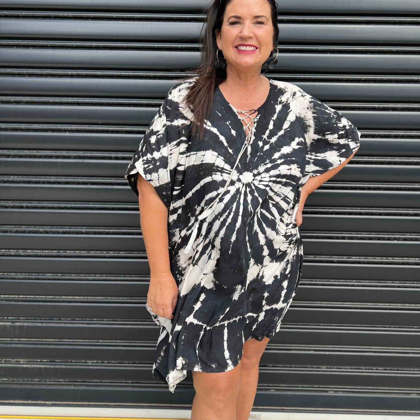 Női kaftán ruha - bő szabású - batikolt minta - fűzős gallér - rövid ujjú