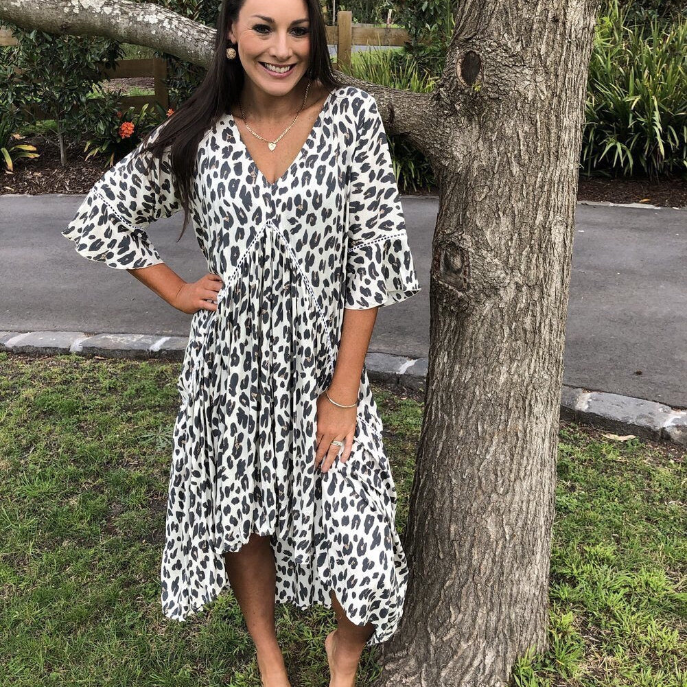 Női ruha - V-nyakú - Lenge szabású - 3/4-es ujjú - Trendi állatmintás