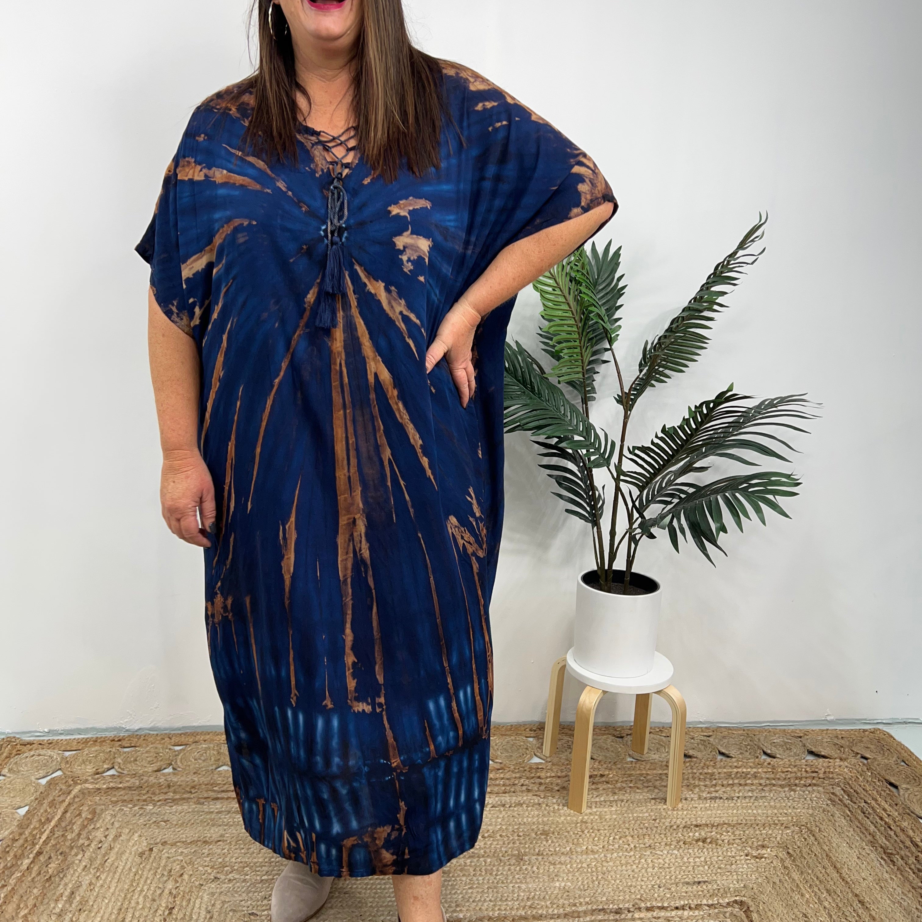 Női kaftán ruha - bő szabású - batikolt minta - fűzős gallér - rövid ujjú